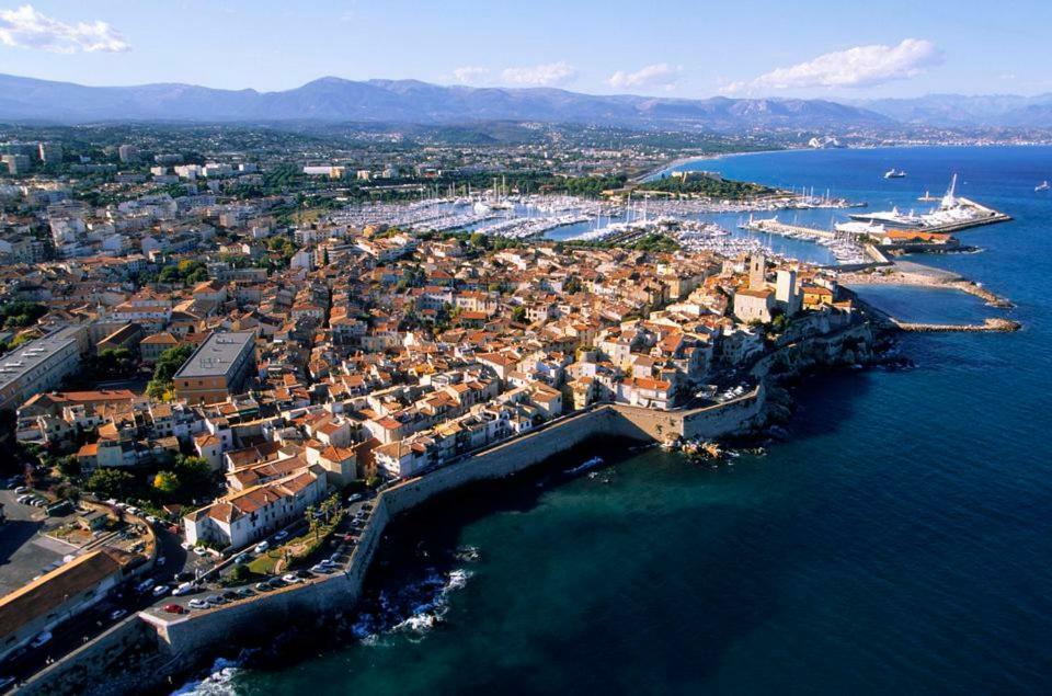 2 Bedroom Funky Apartment In The Heart Of The Old Town Of Antibes Esterno foto
